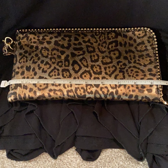 NWOT Leopard wristlet. - Picture 6 of 7